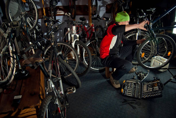 istock Master bike repairs in the workshop 18 686627576