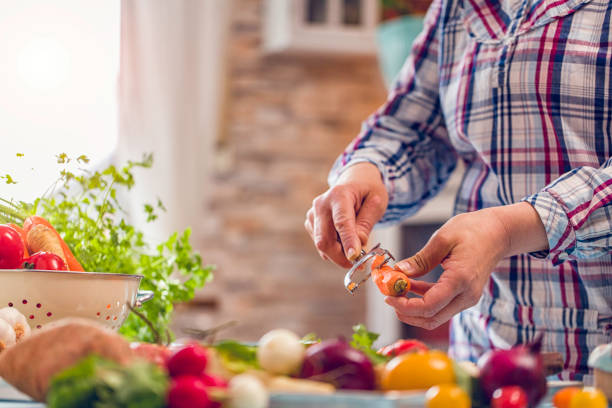 preparing fresh summer vegetables for roasting - 16330 imagens e fotografias de stock