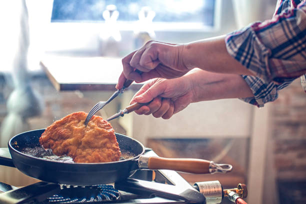 ウィンナー ・ シュニッツェルとポテトとグリーン サラダ - schnitzel cutlet food meal ストックフォトと画像