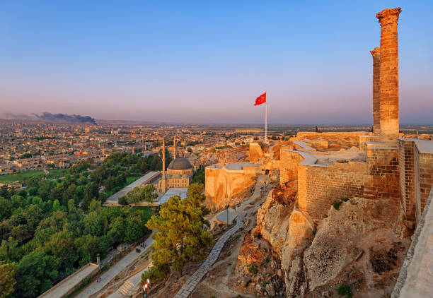 il vecchio castello, sanliurfa, turchia - architecture cityscape old asia foto e immagini stock