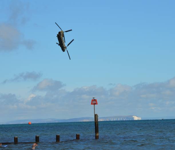 chinook helikopter nos nurkowania na plażę - chinook wind zdjęcia i obrazy z banku zdjęć