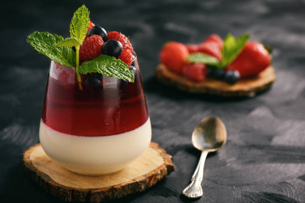 włoski deser - panna cotta z jagodami i galaretką jagodową. - cream gelatin dessert berry fruit blueberry zdjęcia i obrazy z banku zdjęć