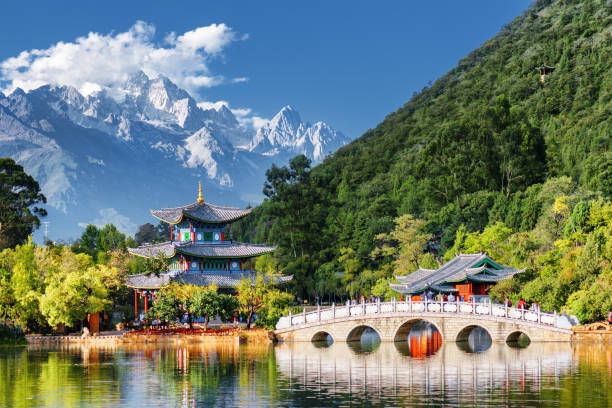 amazing view of the jade dragon snow mountain, lijiang, china - província de yunnan imagens e fotografias de stock
