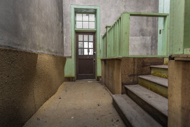 dans les coulisses de l’auditorium de l’école abandonnée - crime scene photos et images de collection