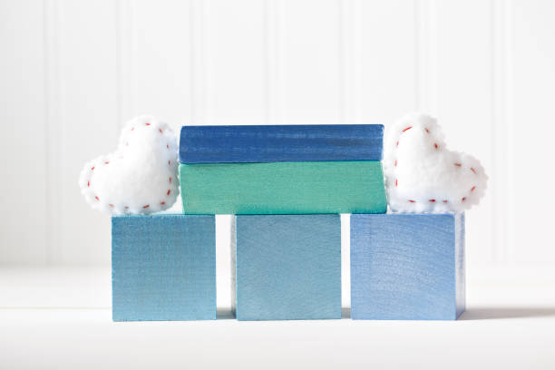 niebieskie drewniane bloki z poduszkami na serce - cushion pillow heart shape multi colored zdjęcia i obrazy z banku zdjęć
