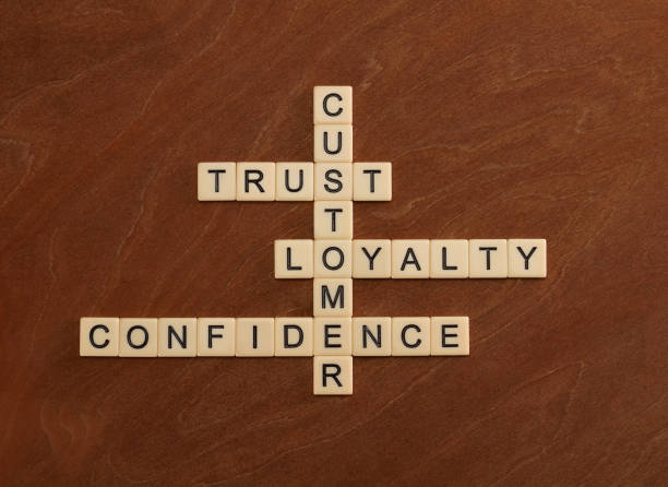 palavras cruzadas com as palavras confiança, lealdade, confiança. conceito de lealdade do cliente. - word tiles - fotografias e filmes do acervo