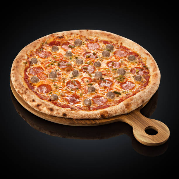 pizza con polpette, mozzarella, peperoni, cetrioli sottaceto, pomodorini - pepperoni pizza green olive italian cuisine tomato sauce foto e immagini stock