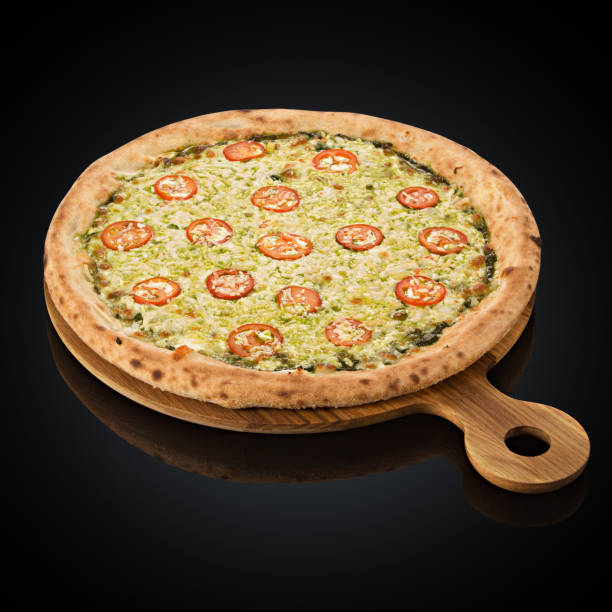 pizza caprese with basil - caprese salad fotos imagens e fotografias de stock