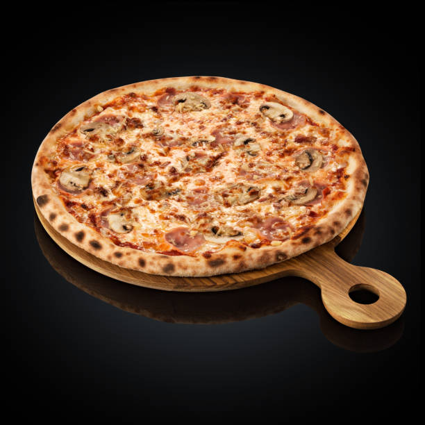 pizza ham and mushrooms - pepperoni pizza green olive italian cuisine tomato sauce imagens e fotografias de stock