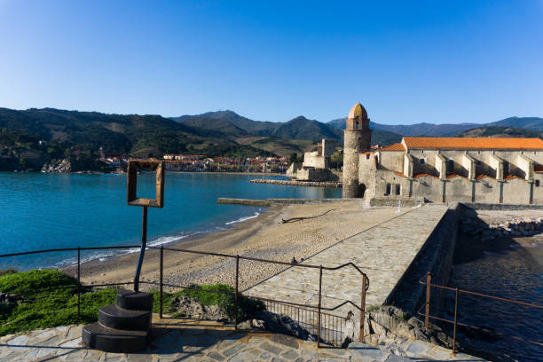 collioure town on a sunny day  - collioure, france 26/03/2017 - notre dame de lorette imagens e fotografias de stock