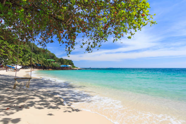 mar tropical de verano y playa en cielo azul. - thailand asia famous place stone fotografías e imágenes de stock