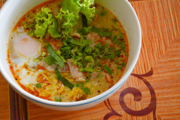 tom yam kung noodle, tom yam kung noodle - tom tom yum meal soup foto e immagini stock