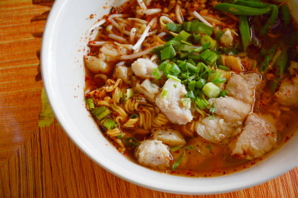 tom yam kung noodle, tom yam kung noodle - tom tom yum meal soup foto e immagini stock