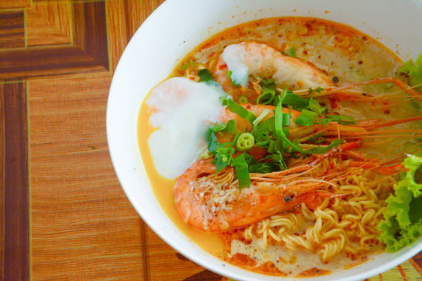 tom yam kung noodle, tom yam kung noodle - tom tom yum meal soup foto e immagini stock