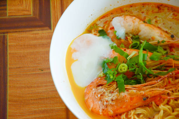tom yam kung noodle, tom yam kung noodle - tom tom yum meal soup foto e immagini stock