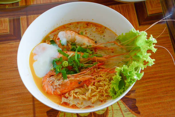 tom yam kung noodle, tom yam kung noodle - tom tom yum meal soup foto e immagini stock