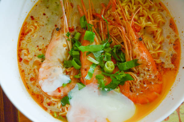 tom yam kung noodle, tom yam kung noodle - tom tom yum meal soup foto e immagini stock