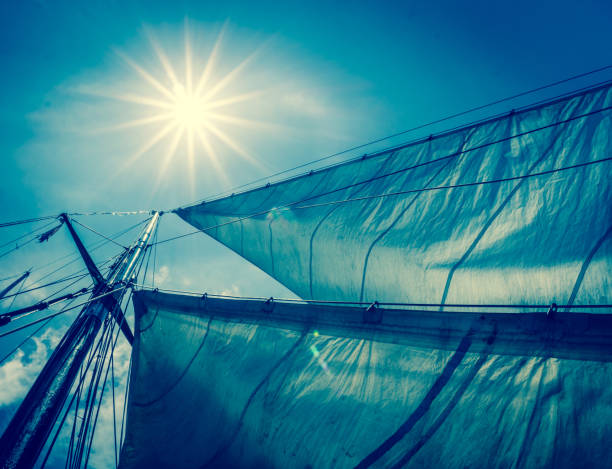 tipologie di nuvole: summer sun clear blue sailing, ship's mast, rigging e sails in una giornata limpida e ventosa. - virata di bordo foto e immagini stock
