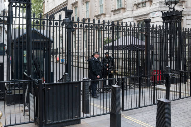 polizia di londra a downing street 10 - whitehall street downing street city of westminster uk foto e immagini stock