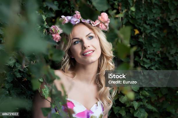 Foto de Jovem Fêmea Na Coroa De Flores Sobre Fundo Verde Natural e mais fotos de stock de Adulto