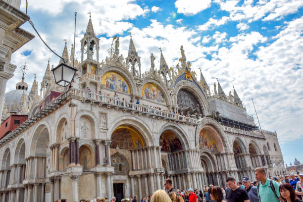 basilique san marco, la place de st mark, venise, italie - st marks cathedral photos et images de collection