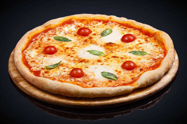 pizza donna margarita - pepperoni pizza green olive italian cuisine tomato sauce foto e immagini stock