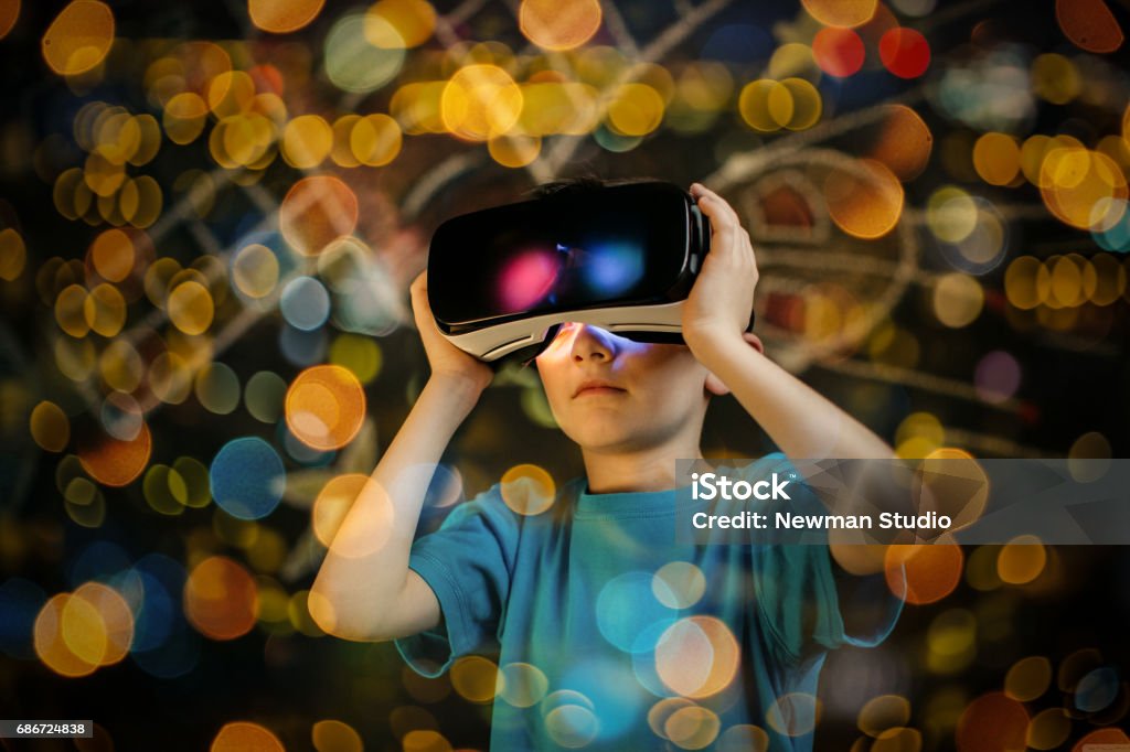 Jungen tragen und lernen mit einem VR-Schutzbrillen. - Lizenzfrei Virtual-Reality-Simulator Stock-Foto