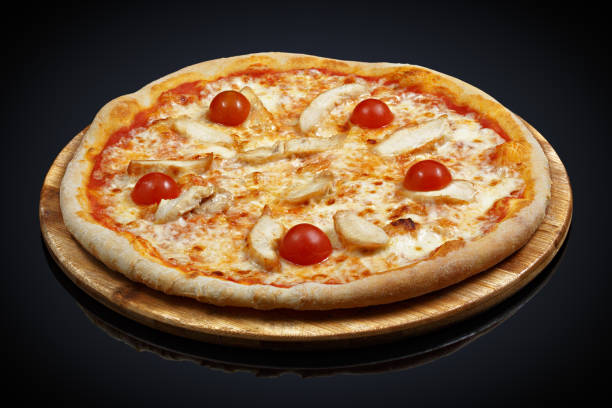 pizza di pollo, mozzarella, pomodorini, origano - pepperoni pizza green olive italian cuisine tomato sauce foto e immagini stock
