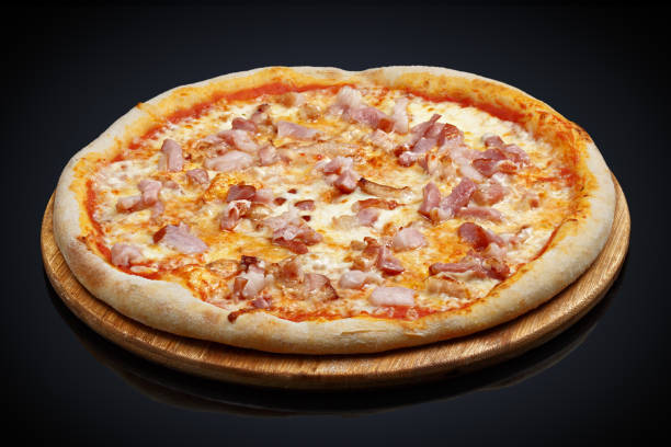 pizza with bacon, mozzarella cheese, parmesan cheese, oregano - pepperoni pizza green olive italian cuisine tomato sauce imagens e fotografias de stock