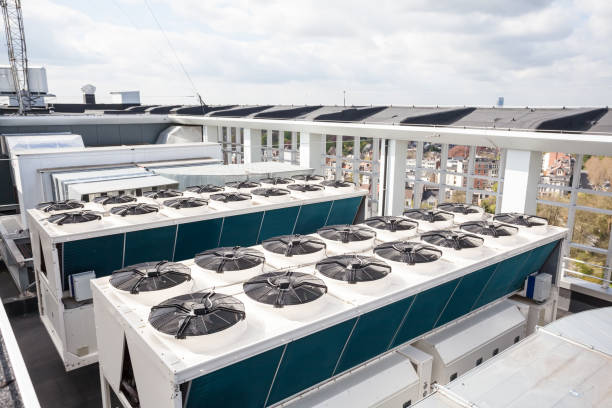 cooling air conditioning on an flat roof there cooling air conditioningon an flat roof there cooling air conditioningon an flat roof there cooling air conditioning cooling tower photos stock pictures, royalty-free photos & images