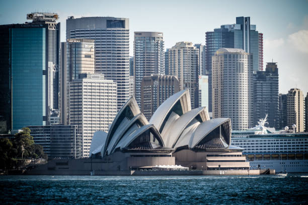 sydney opera house et le centre-ville de sydney - opera house sydney australia australia bay photos et images de collection