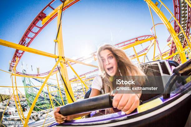 Montaña Rusa Foto de stock y más banco de imágenes de Montaña rusa - Montaña rusa, Parque de atracciones, Atracción de feria