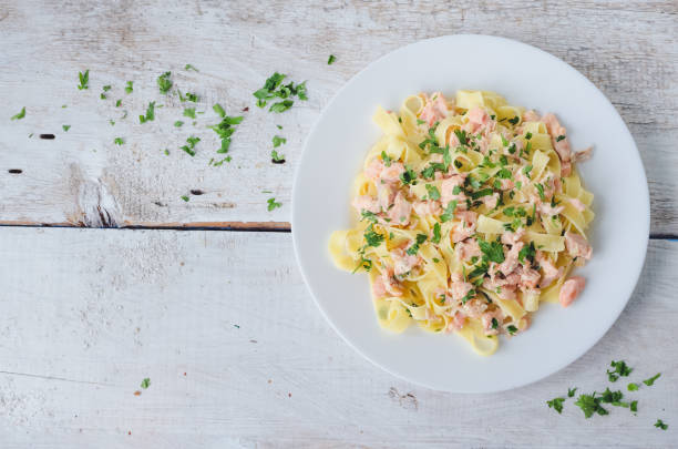 tagliatelle al salmone e prezzemolo - pasta noodles tagliatelle freshness foto e immagini stock