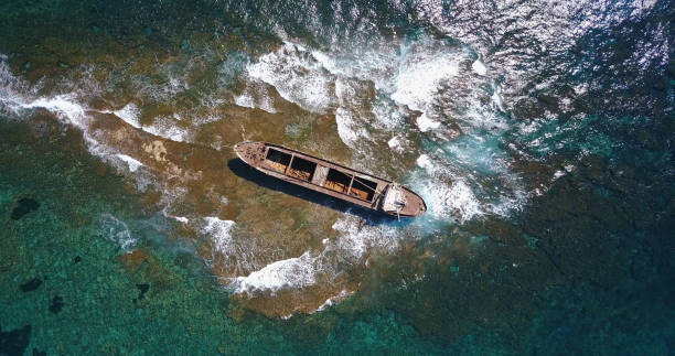 事故の後の古い船と美しい海の風景。 - cyprus paphos storm sea ストックフォトと画像