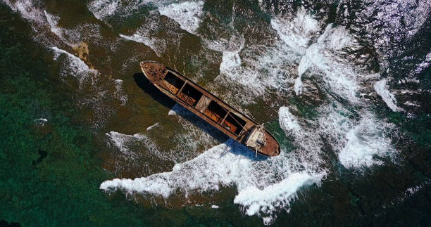 사고 후 오래 된 배와 아름 다운 바다 경치입니다. - cyprus paphos storm sea 뉴스 사진 이미지