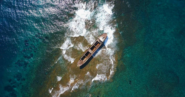 事故の後の古い船と美しい海の風景。 - cyprus paphos storm sea ストックフォトと画像