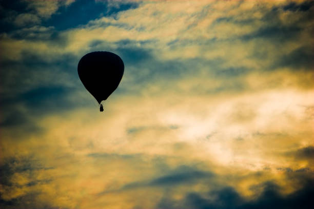 istock Silhouette hot air balloon 686863668