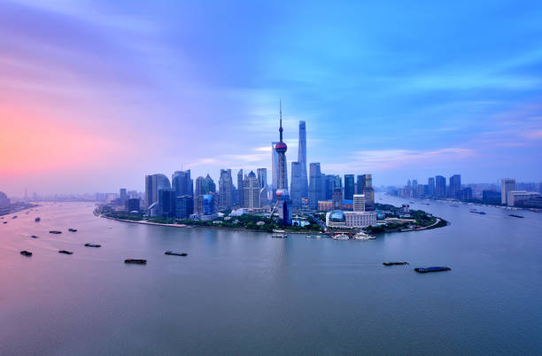 日の出劇的な空で上海のスカイライン - shanghai tower ストックフォトと画像