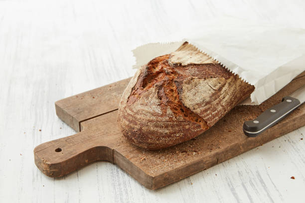 新鮮な楕円形の有機パン - brown bread bread cutting board full length ストックフォトと画像