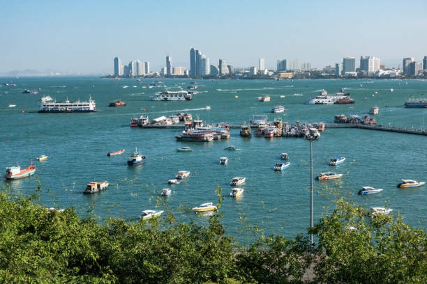 vista aérea do cais de bali hai e o núcleo da cidade de pattaya, chonburi, tailândia - bali hai - fotografias e filmes do acervo