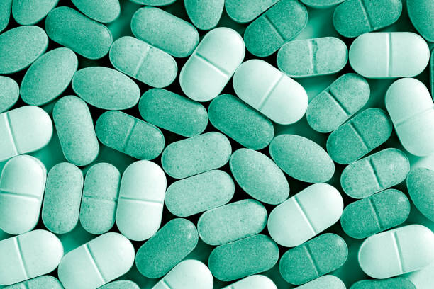 bunte medizin pillen und tabletten - ibuprofen stock-fotos und bilder