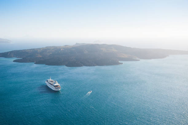 vista del vulcano vicino all'isola di santorini, grecia. - cruise ship cruise mediterranean sea sea foto e immagini stock