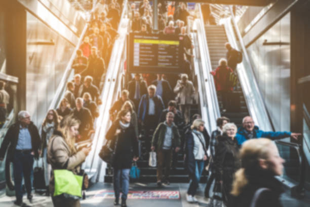 traveling people on crowded escalator - escalator people city blurred motion imagens e fotografias de stock