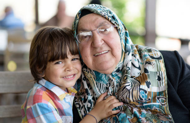 jongetje met zijn grootmoeder - iraanse cultuur stockfoto's en -beelden