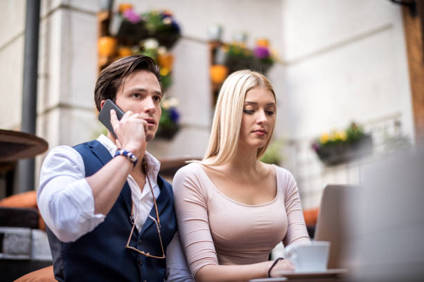 coppia in caffetteria - couple blond hair social gathering women foto e immagini stock