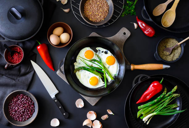 jajka sadzone na patelni - pan fried angle black zdjęcia i obrazy z banku zdjęć