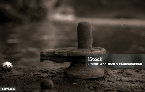 Shiva Linga Stock Photo - Download Image Now - Shiva, Lingam, Riverbank -  iStock