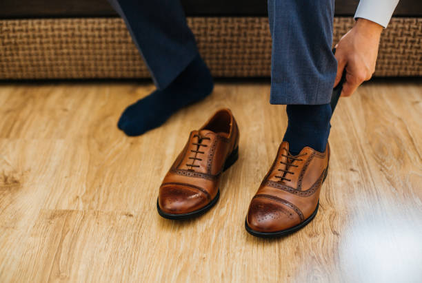 istock Business man dressing up with classic, elegant shoes. 686957594