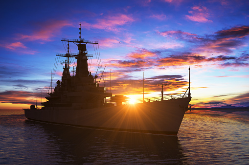 Buque de guerra americano moderno en el fondo de puesta de sol photo