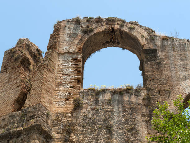 ruinen des antiken amphitheaters in aspendos, antalya, türkei - ancient civilization audio stock-fotos und bilder